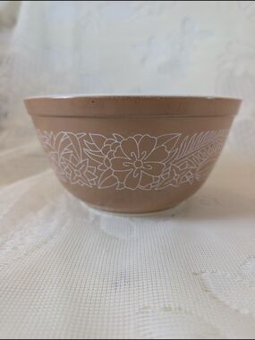 Pyrex Woodland Mixing Bowl – Vintage 1978–1983 – Brown Floral Pattern